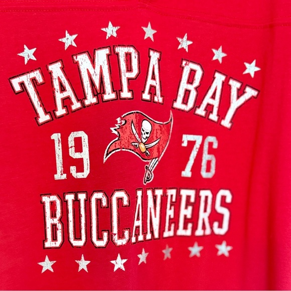NFL Team Apparel Tampa Bay Buccaneers Women’s T-shirt - Picture 3 of 4